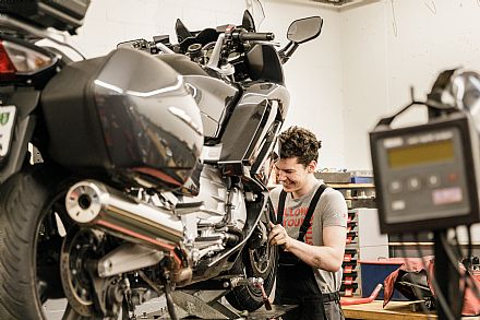 Motorradmechaniker in der Werkstatt