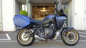 808_1607 Occasion-Motorrad vor dem Stahlmoto Geschäft